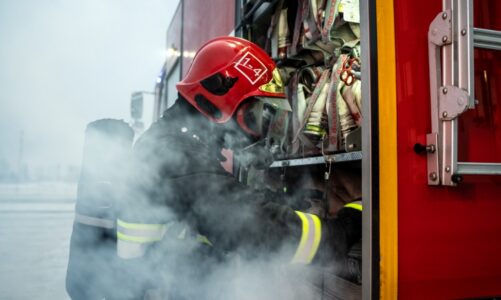 Eksplozja w pomorskim warsztacie spawalniczym. 24 zastępy straży pożarnej na miejscu