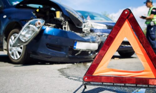 Tragedia na drodze w Obórkach: Wypadek dwóch samochodów osobowych zakończony śmiercią trzech osób