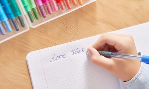 POLICJA EDUKUJE UCZNIÓW O HEJCIE, PRZEMOCY I BEZPIECZEŃSTWIE W INTERNECIE