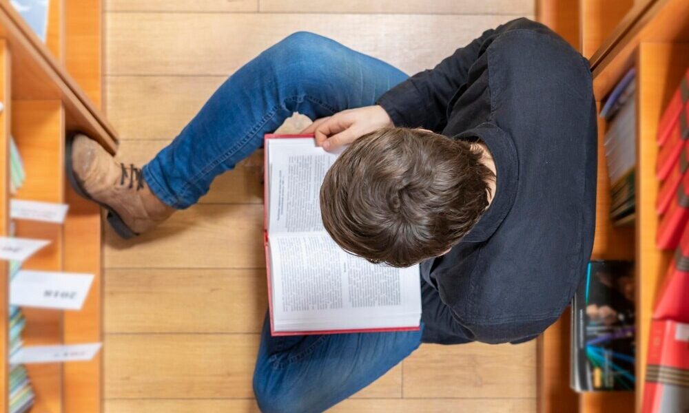 HEJT W SZKOŁACH: POLICJANT EDUKUJE UCZNIÓW O CYBERPRZEMOCY