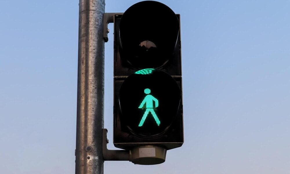 Dzielnicowi uratowali zaginionego 75-latka z torów kolejowych