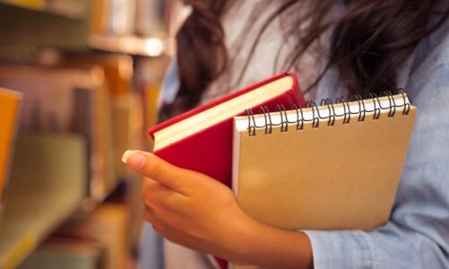 Bezpieczeństwo w szkołach: Policjanci uczą pedagogów, jak reagować na zagrożenia