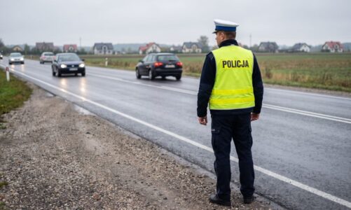 Uciekał motocyklem przed policją. Nie miał uprawnień, a przy sobie ponad 75 gramów narkotyków