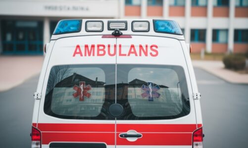 Policjanci uratowali 71-latkę z płonącego budynku w Słupsku