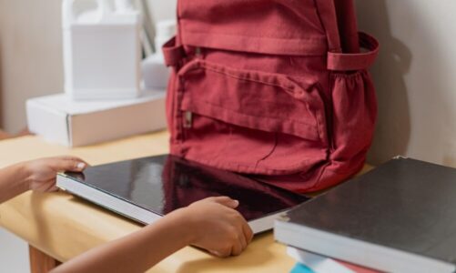Edukacja w Gdyni: Policjanci uczą młodzież, jak reagować na przemoc i zagrożenia w sieci.
