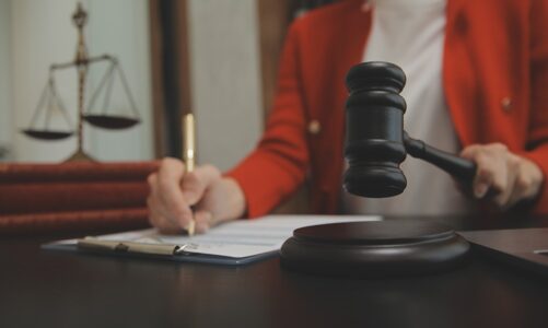 Młody oprawca w rękach wymiaru sprawiedliwości: Sąd ukarał za nękanie koleżanki